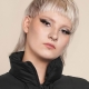 HALO Haartrends 2025: UNISON Kollektion jetzt entdecken - eine Frau mit kurzen blonden Haaren und einem Nasenring