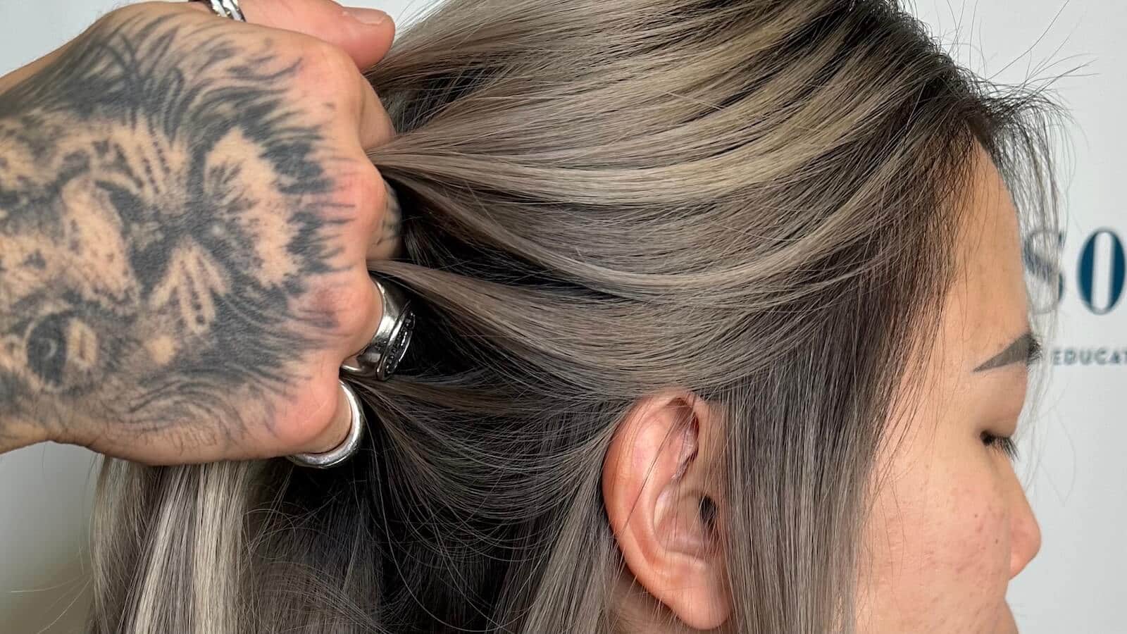 Kühles Blond Mit Feinen Strähnen Und Balayage Ohne Haarbruch, Gefärbt Bei Unison In München Und Poing.