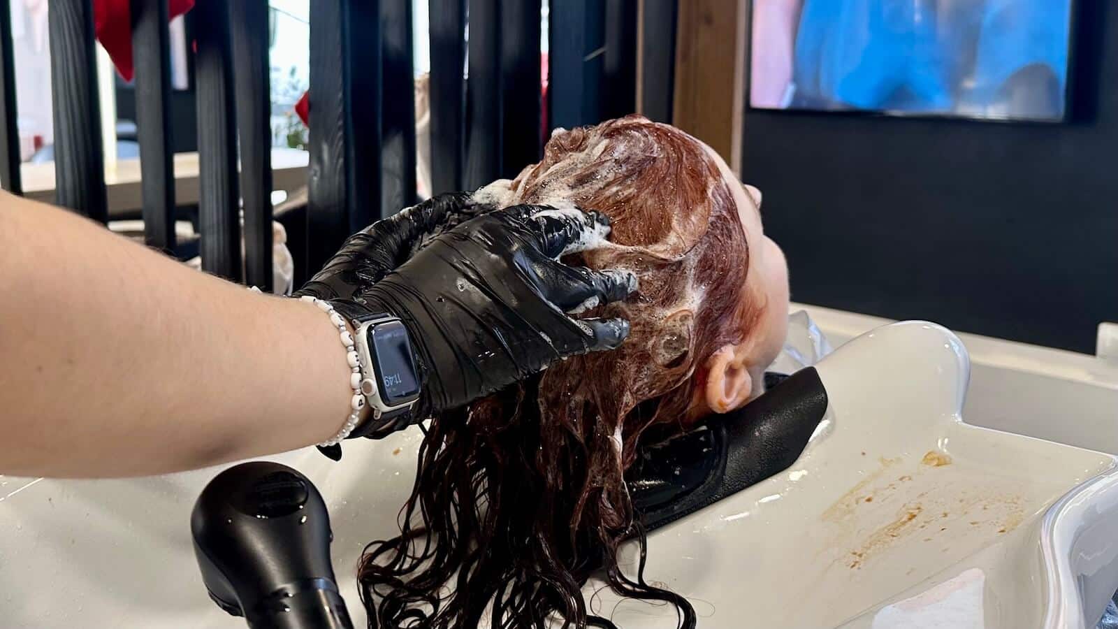 Repair-Behandlung Mit Metal Dx, Première, K18 Und Epres Am Waschbecken Bei Unison In München Und Poing – Zur Stärkung Blondierter Haare Und Reduzierung Von Haarbruch.