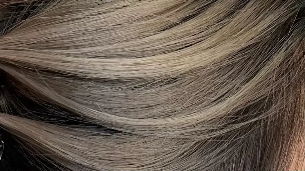 Haarbruch Nach Blondierung: Geschädigte Haarstruktur Im Detail Bei Unison München Und Poing