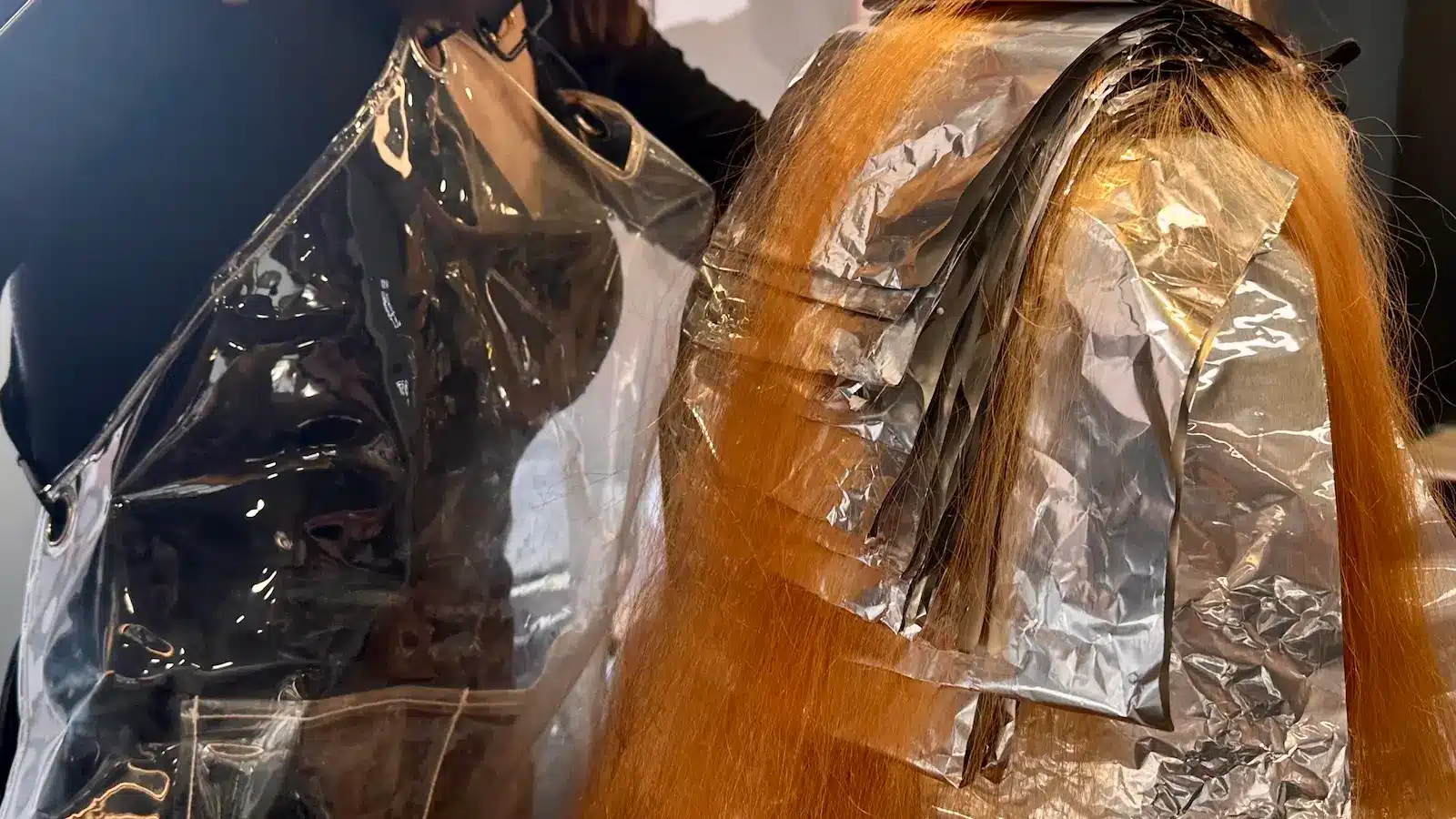 Schwarz Auf Blond – Warme Phase Der Color Correction Bei Unison Schwarz Auf Blond – Warme Zwischenstufe Während Der Color Correction Bei Unison In München Und Poing Mit Sichtbarer Kupfer- Und Orangephase