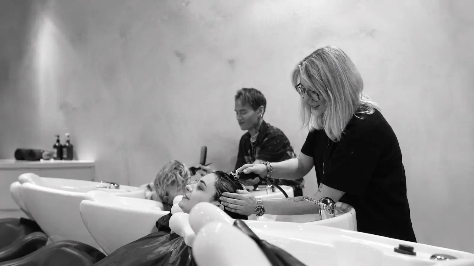 Gefärbte Haare Pflegen – Professionelle Haarwäsche Bei Unison Gefärbte Haare Pflegen Bei Einer Professionellen Haarwäsche Im Unison Salon.